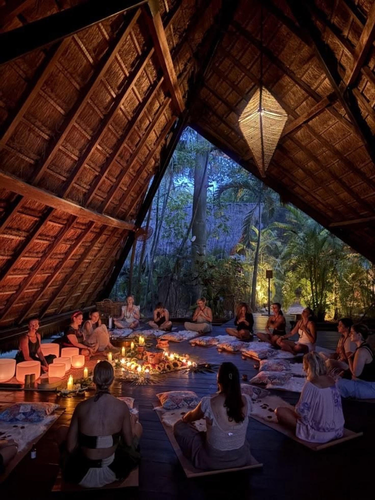 Círculo de meditación grupal con velas, de noche — foto real