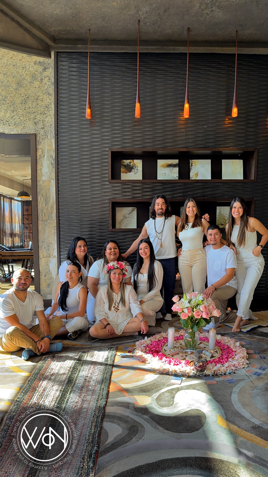 Celebración grupal especial con velas y flores — foto real