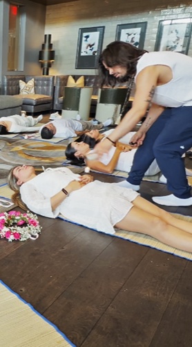 Sesión grupal de energy healing — foto real