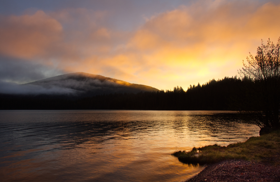Amanecer con niebla sobre un lago de montaña — foto de stock, placeholder hasta las fotos reales de Miguel