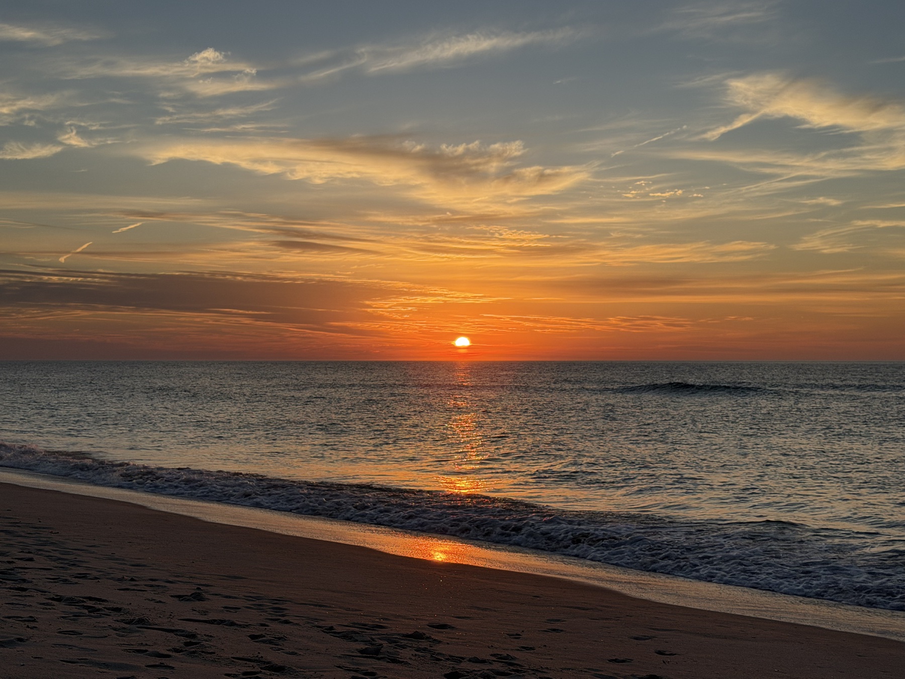 Atardecer sobre el mar — foto real