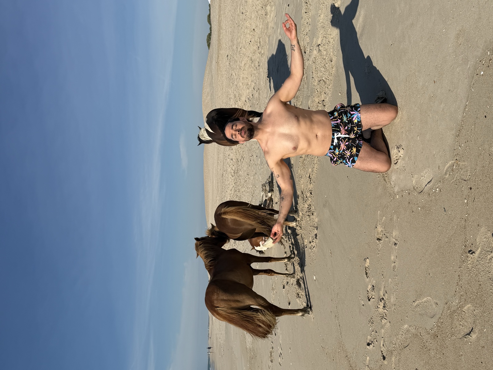 Miguel en la playa, en postura de meditación — foto real
